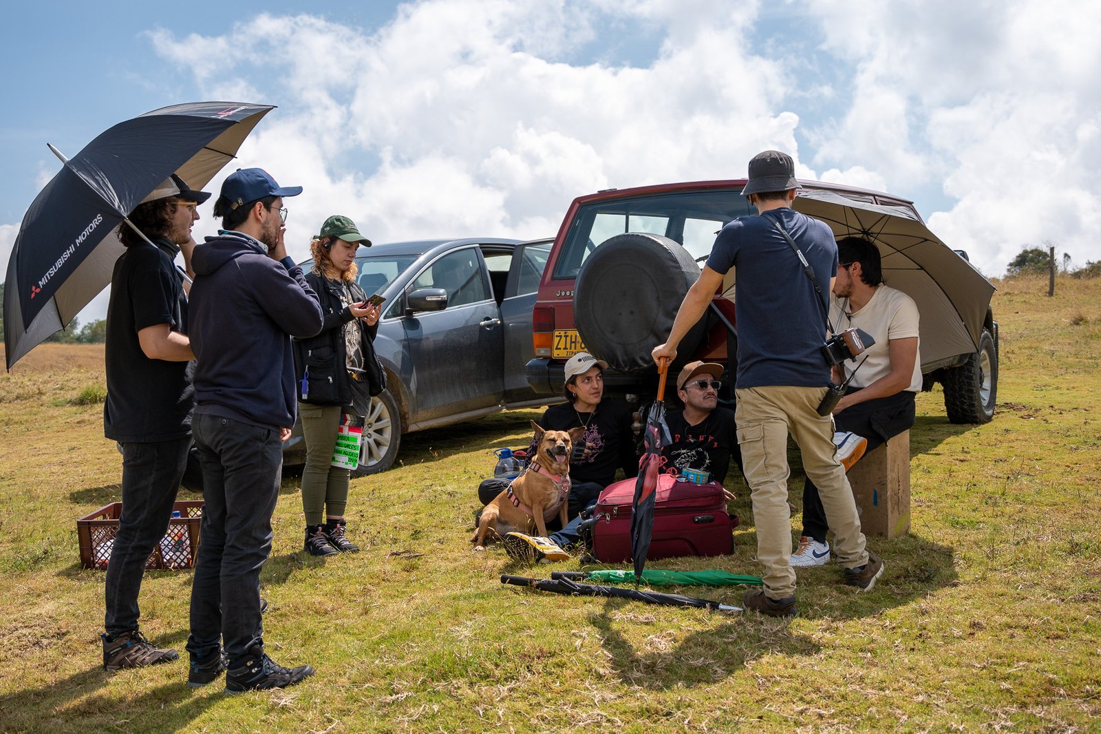 Equipo de CUNERA en un rodaje en exteriores junto a una camioneta