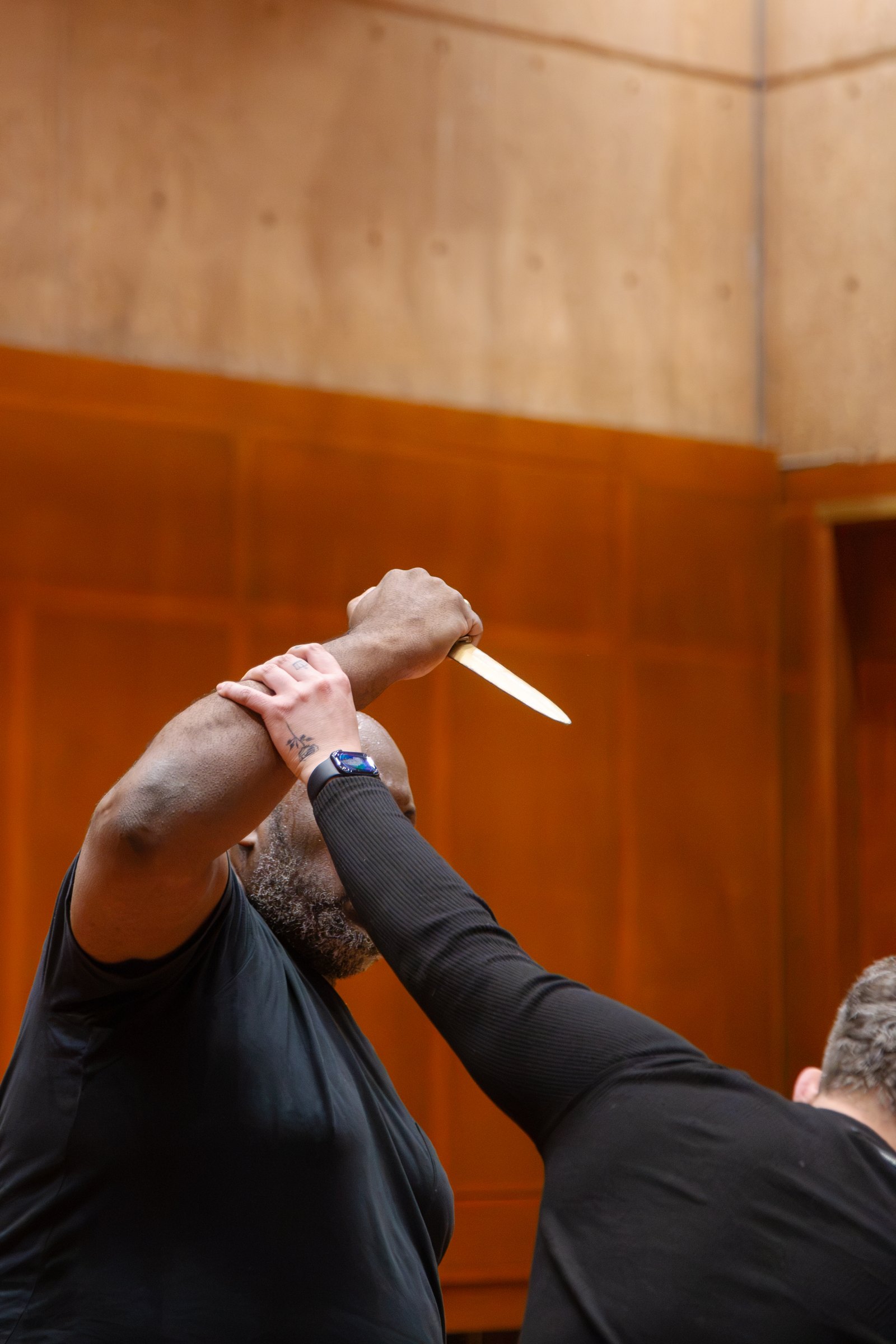 Escena con un cuchillo en alto, fotografía de CUNERA