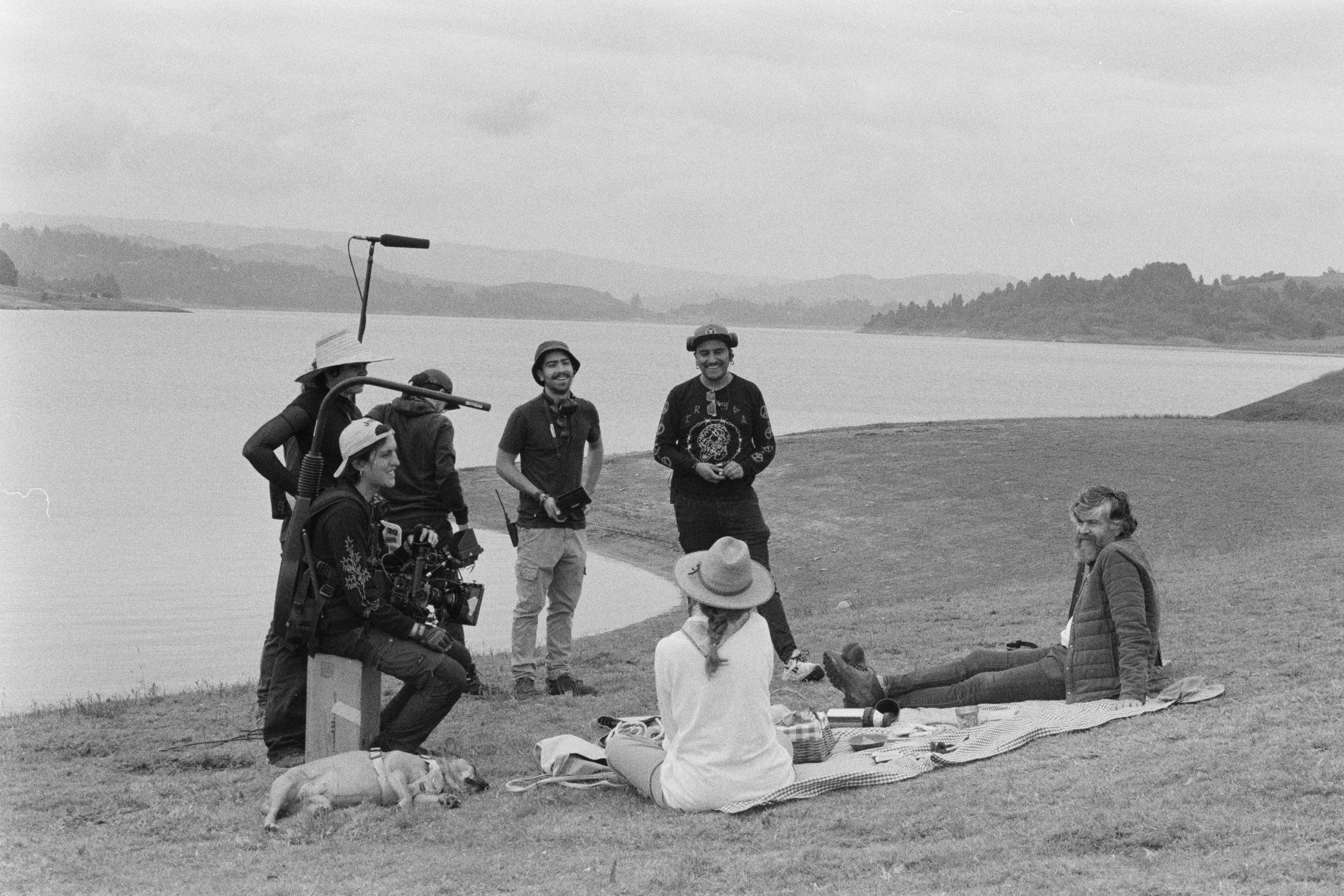 Equipo de CUNERA en rodaje a orillas de un embalse, fotografía en blanco y negro